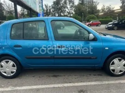 Usado Renault Clio II 75 CV (55 kW) 2003 Azul Berlina