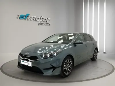 Usado Kia Ceed 136 CV (100 kW) 2023 Azul claro metalizado Utilitario