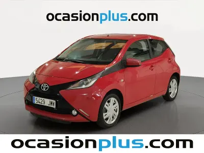 Usado Toyota Aygo Business Edition 69 CV (50 kW) 2017 Rojo Utilitario