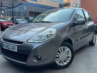 Usado Renault Clio II 75 CV (55 kW) 2011 Gris / plata Berlina