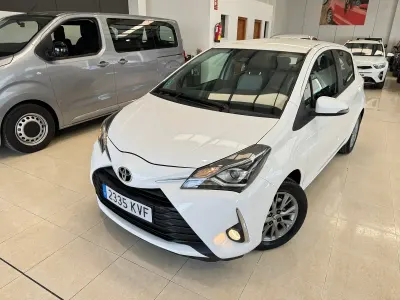 Usado Toyota Yaris Active 111 CV (81 kW) 2019 Blanco Berlina