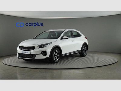 Usado Kia XCeed 120 CV (88 kW) 2022 Deluxe white (perlado) SUV