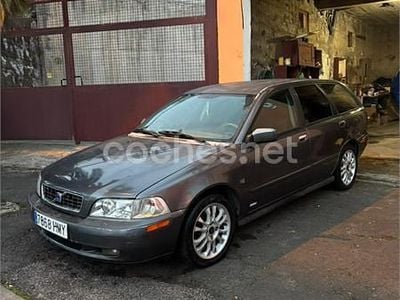Usado Volvo V40 102 CV (75 kW) 2002 Gris / plata Familiar
