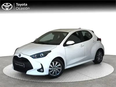 Usado Toyota Yaris Hybrid Active 116 CV (85 kW) 2023 Blanco Monovolumen
