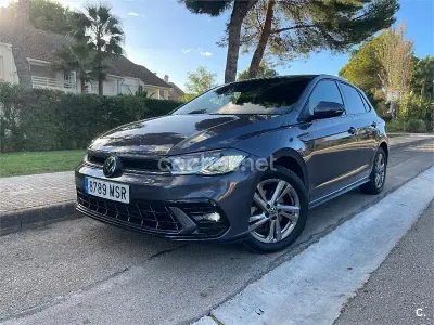 Usado VW Polo R-line 110 CV (80 kW) 2024 Gris / plata Berlina