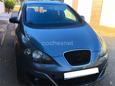 Usado Seat Altea XL Style 105 CV (77 kW) 2010 Gris / plata Monovolumen