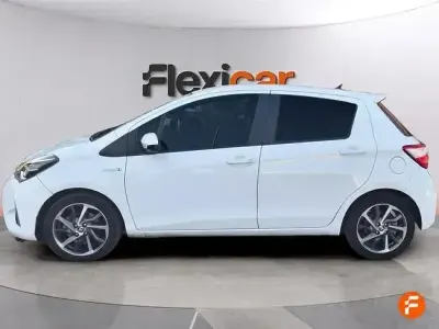 Usado Toyota Yaris Hybrid 100 CV (73 kW) 2019 Gris Berlina