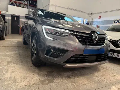 Usado Renault Arkana Techno 140 CV (102 kW) 2023 Gris / plata SUV