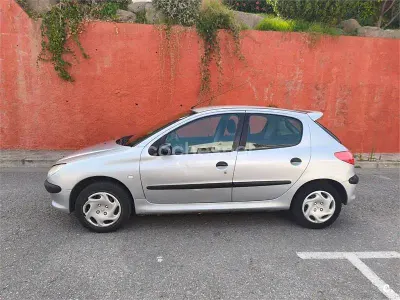 Usado Peugeot 206 75 CV (55 kW) 2004 Gris / plata Berlina