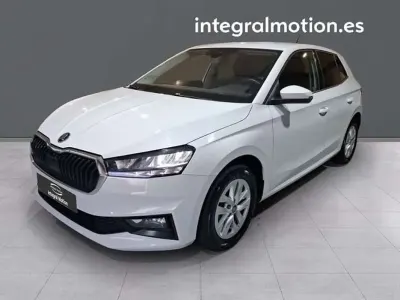 Usado Skoda Fabia Selection 95 CV (69 kW) 2025 Blanco Utilitario