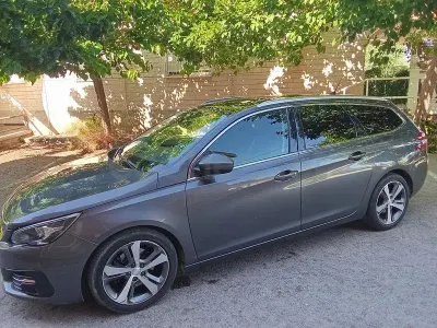 Usado Peugeot 308 SW Allure 150 CV (110 kW) 2017 Gris / plata Familiar