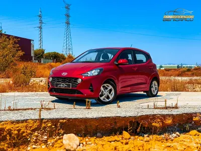 Usado Hyundai i10 66 CV (48 kW) 2023 Rojo Utilitario