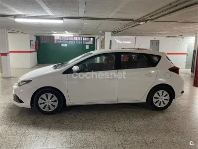 Usado Toyota Auris 90 CV (66 kW) 2016 Blanco Berlina