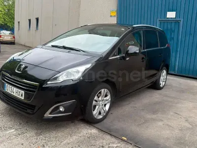 Usado Peugeot 5008 Allure 120 CV (88 kW) 2014 Negro Monovolumen