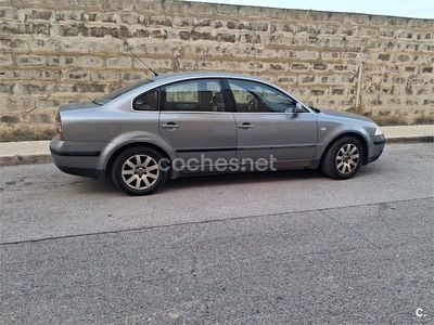 Usado VW Passat Trendline 130 CV (95 kW) 2001 Gris / plata Berlina