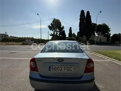 Usado Ford Focus Trend 90 CV (66 kW) 2006 Gris / plata Berlina