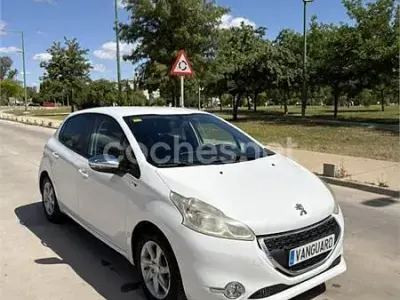 Usado Peugeot 208 Access 82 CV (60 kW) 2015 Blanco Utilitario