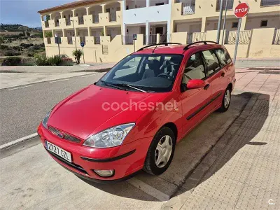 Usado Ford Focus Ambiente 100 CV (73 kW) 2004 Rojo Familiar