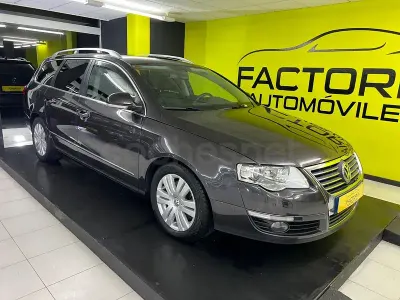 Usado VW Passat Highline 140 CV (102 kW) 2009 Gris / plata Familiar