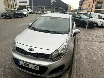 Usado Kia Rio 84 CV (61 kW) 2016 Gris / plata Utilitario