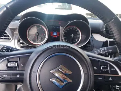 Usado Suzuki Swift 90 CV (66 kW) 2021 Gris / plata Utilitario