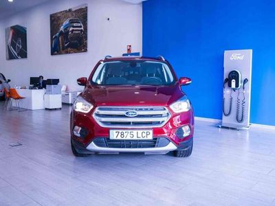 Usado Ford Kuga Trend 120 CV (88 kW) 2019 Rojo rubí SUV