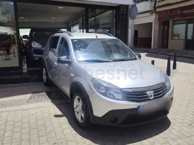 Usado Dacia Sandero Ambiance 75 CV (55 kW) 2013 Gris / plata Berlina