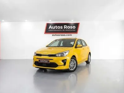 Usado Kia Rio 101 CV (74 kW) 2023 Amarillo Berlina