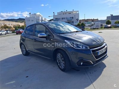 Usado Peugeot 208 Style 82 CV (60 kW) 2017 Gris / plata Utilitario