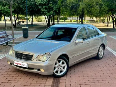Usado Mercedes C220 Classic 143 CV (105 kW) 2003 Gris / plata Berlina
