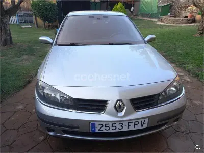 Usado Renault Laguna III Dynamique 130 CV (95 kW) 2007 Gris / plata Berlina