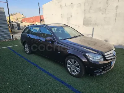 Usado Mercedes C200 136 CV (100 kW) 2010 Granate Familiar