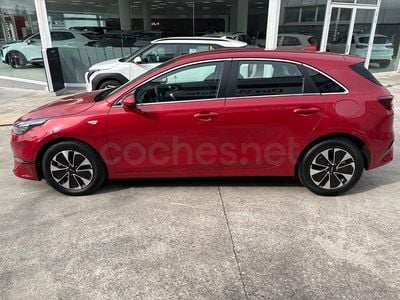 Usado Kia Ceed 100 CV (73 kW) 2025 Granate Utilitario