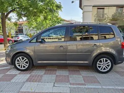 Usado VW Touran Advance 105 CV (77 kW) 2014 Gris / plata Monovolumen