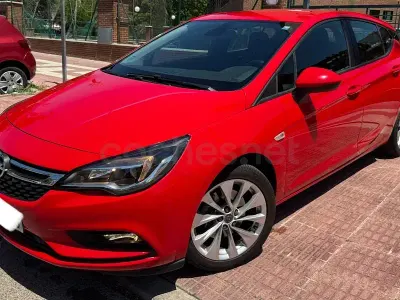 Usado Opel Astra Dynamic 110 CV (80 kW) 2017 Rojo Berlina