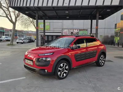 Usado Citroën C4 Feel 100 CV (73 kW) 2017 Rojo Berlina