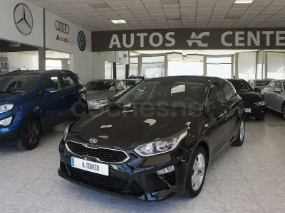 Usado Kia Ceed 100 CV (73 kW) 2019 Negro Utilitario