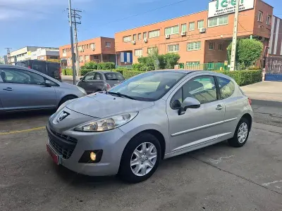 Usado Peugeot 207 Active 75 CV (55 kW) 2012 Gris / plata Berlina