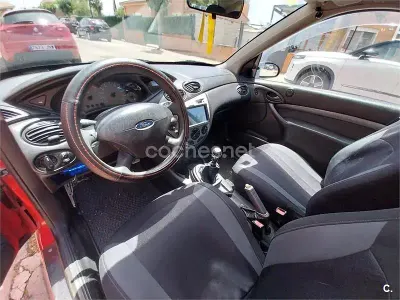 Usado Ford Focus Trend 109 CV (80 kW) 2003 Rojo Berlina