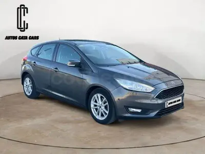 Usado Ford Focus Trend 120 CV (88 kW) 2015 Gris / plata Berlina
