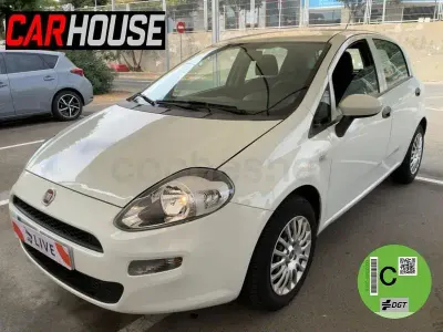 Käytetty Fiat Punto Young 69 HP (50 kW) 2016 Valkoinen Sedan