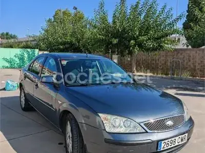 Usado Ford Mondeo Trend 115 CV (84 kW) 2003 Gris / plata Berlina