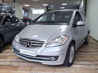 Usado Mercedes A180 Elegance 116 HP (85 kW) 2011 Cinzento Citadino
