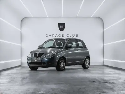Usado Lancia Ypsilon 90 CV (66 kW) 2011 Azul Utilitario