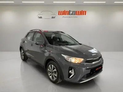 Usado Kia Stonic 100 CV (73 kW) 2022 Gris / plata SUV