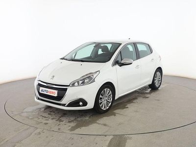 Usado Peugeot 208 Allure 82 CV (60 kW) 2017 Blanco Utilitario
