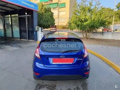 Usado Ford Fiesta Trend 82 CV (60 kW) 2017 Azul Utilitario