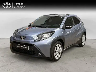 Käytetty Toyota Aygo X Play 72 HP (52 kW) 2025 Harmaa Katumaasturi