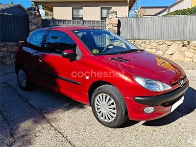 Usado Peugeot 206 75 CV (55 kW) 2001 Rojo Berlina