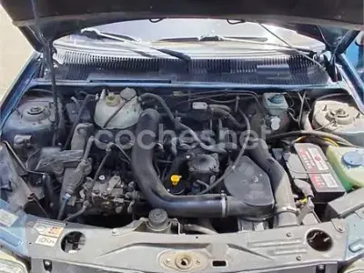 Usado Peugeot 205 60 CV (44 kW) 1997 Azul Utilitario